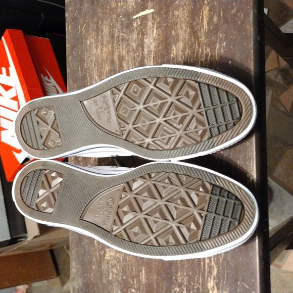 New Chuck Taylor Converse size 9.5m - Picture 7 of 7